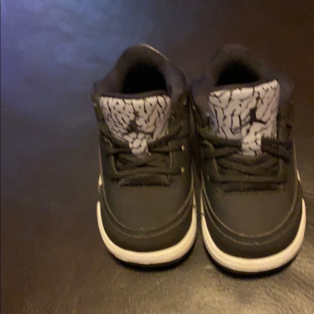 Jordan’s black/grey size 5
